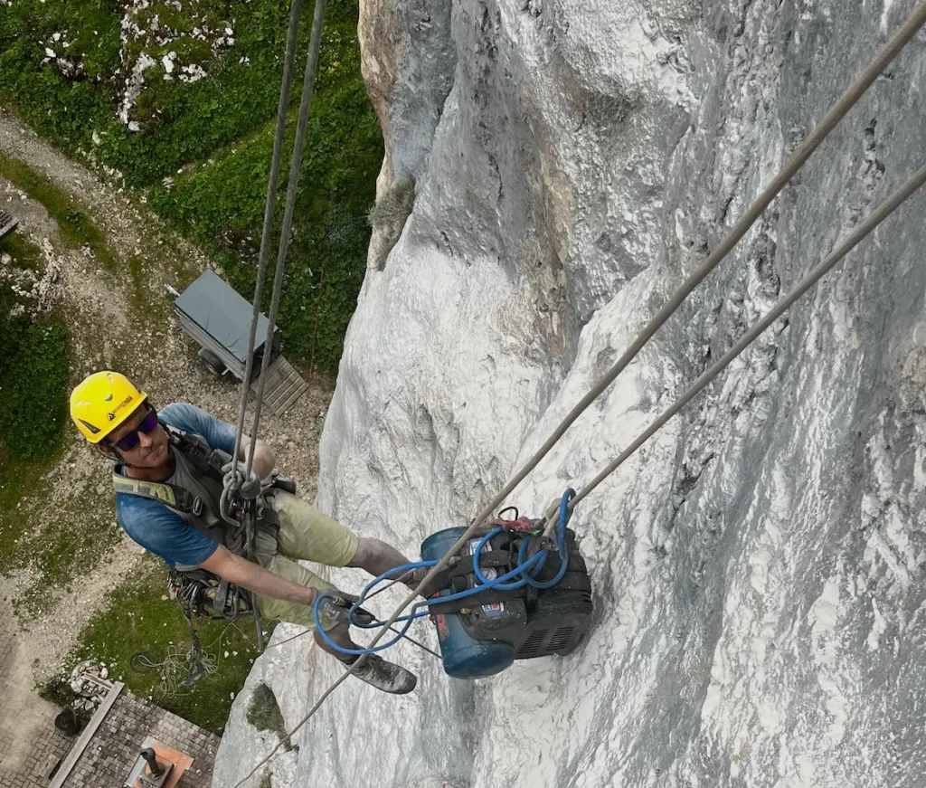 Felsraeumung an Hang in Tirol mit Sicherungstechnik