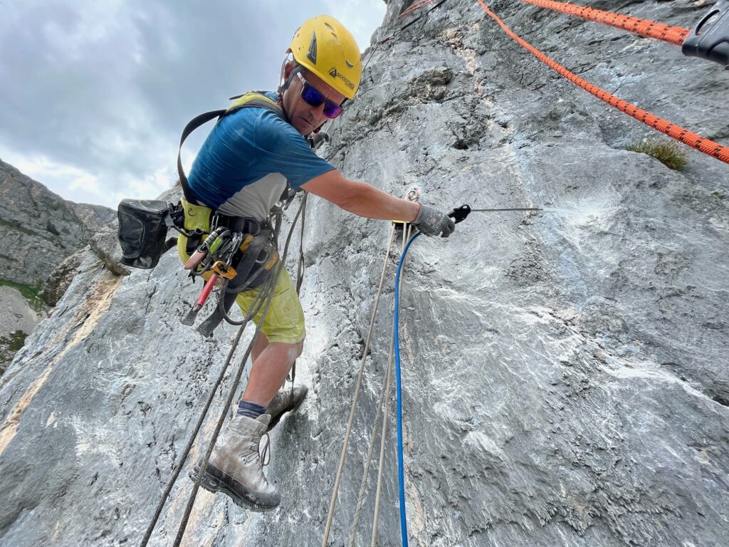 Industriekletterer Marc Brunner bei Seilzugangstechnik an Felswand in Tirol