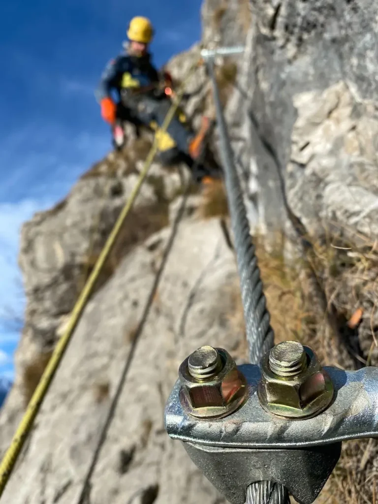 Detailaufnahme von Klettersteig-Sicherungstechnik während Sanierungsarbeiten